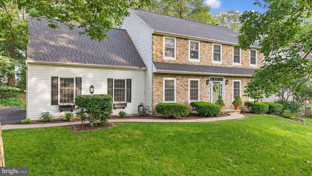130 W  Crestlyn Dr, York, PA 17402