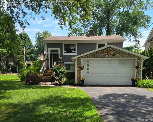 3285 Mapledale St, Commerce Township, MI 48382