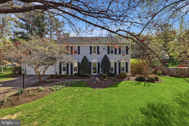1919 Batten Hollow Rd, Vienna, VA 22182