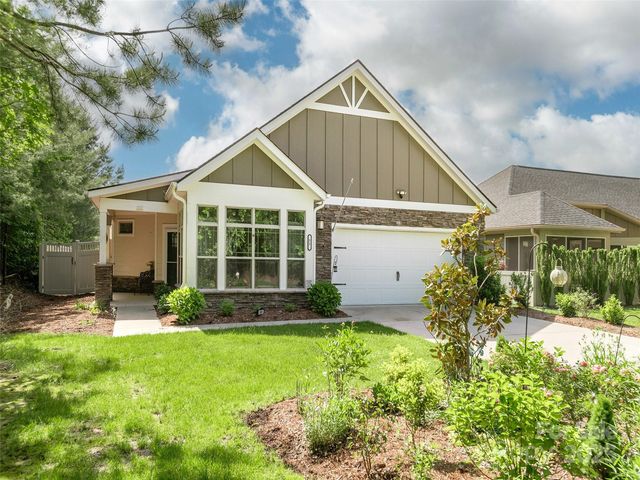 51 Honeycrisp Ct, Flat Rock, NC 28731