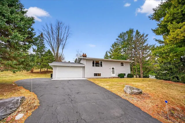 4175 Mahoney Road, Mc Farland, WI 53558