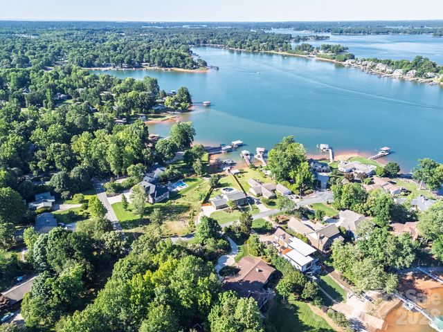 8005 Island View Ct, Denver, NC 28037