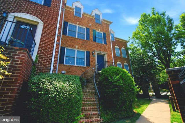 2402 N  Greenbrier Ct, Arlington, VA 22207