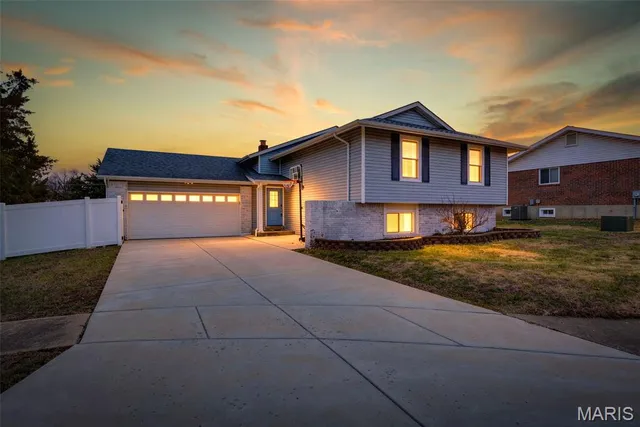 3968 Royal Estates Dr, Saint Louis, MO 63129