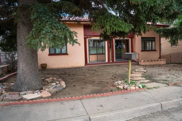 815 S  6th St, Raton, NM 87740