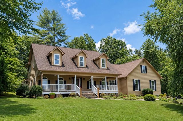 38 Oakwood Dr, Blue Ridge, GA 30513