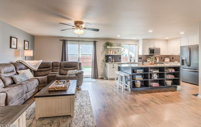 108 N  Galena St, Moxee, WA 98936