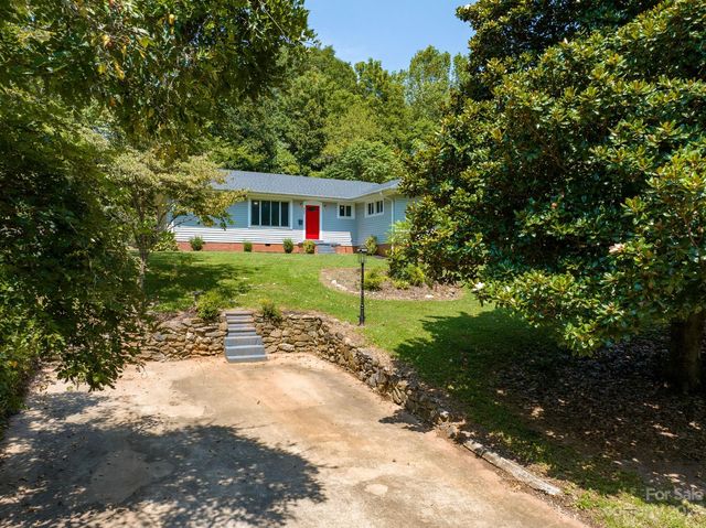 229 9th Ave SE, Hickory, NC 28602