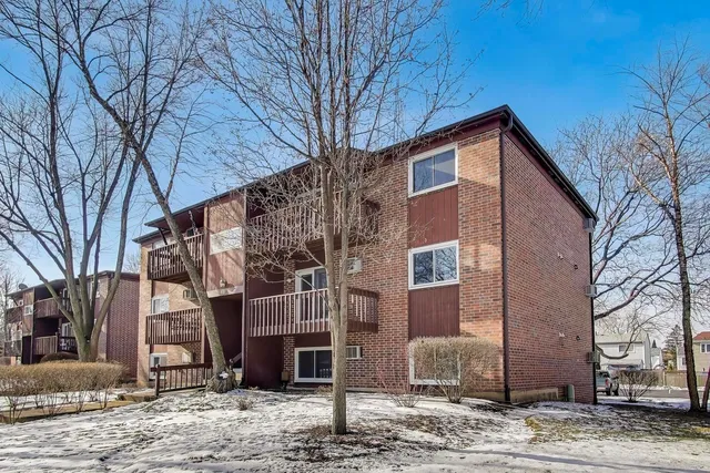 682 Daisy Ln #213, Roselle, IL 60172