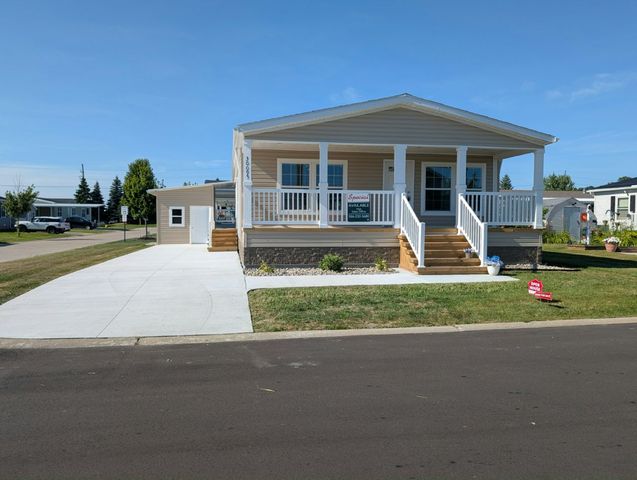 30095 Pineview Cir #8, Chesterfield, MI 48051