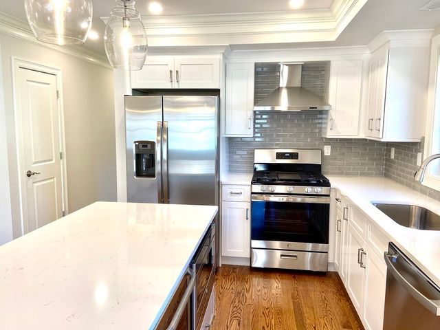 8 Maplewood St #A, West Roxbury, MA 02132