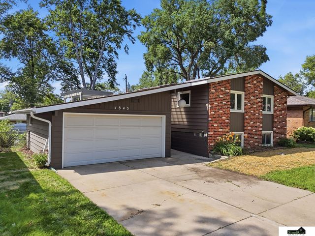 4845 Cresthaven Dr, Lincoln, NE 68516