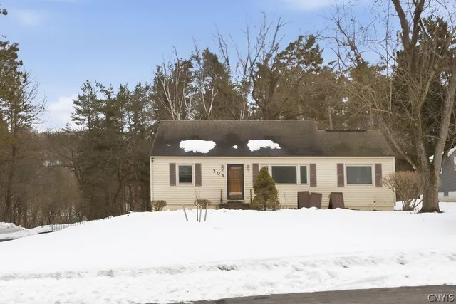 205 Broadmoor Dr, Camillus, NY 13031