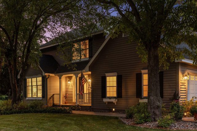 260 Mountain Way, Chanhassen, MN 55317