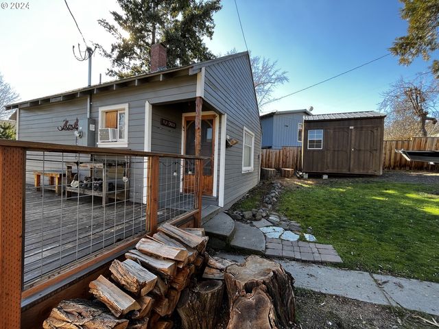 205 Elrod Ave, Maupin, OR 97037