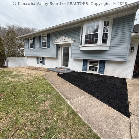 105 Brookhaven Cir, Nitro, WV 25143