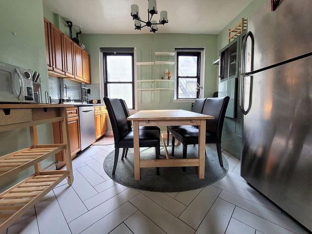 21-58 35th St #5B, Astoria, NY 11105