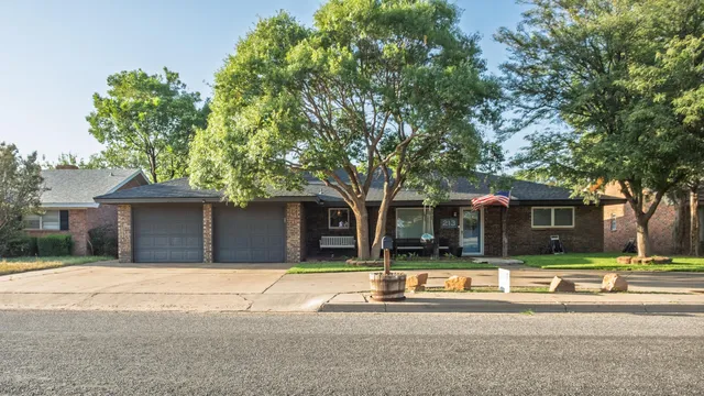 213 Cottonwood Ln, Levelland, TX 79336