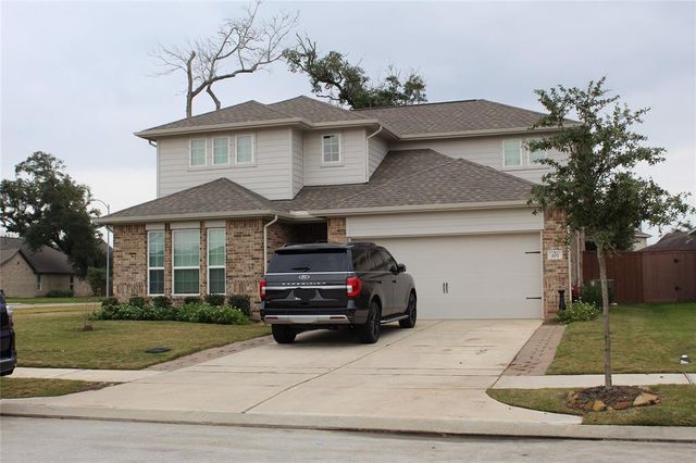 207 Canvasback Dr, Clute, TX 77531