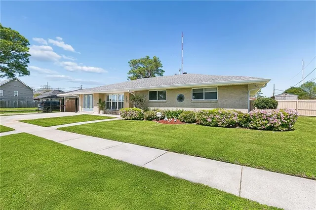 421 E  Saint Jean Baptist St, Chalmette, LA 70043