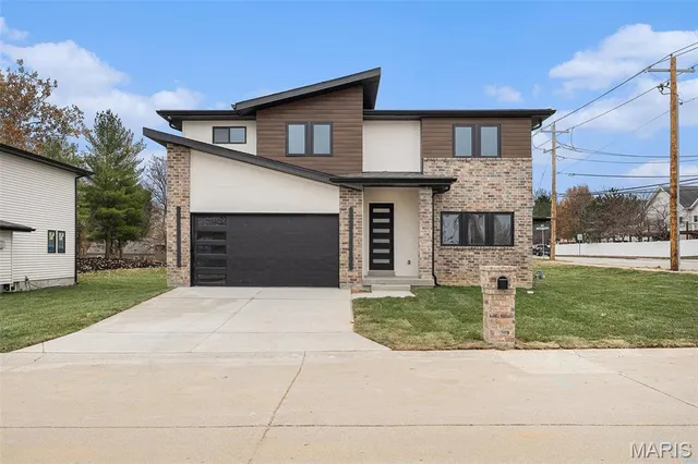 12430 Somerset Place Dr, Saint Louis, MO 63128