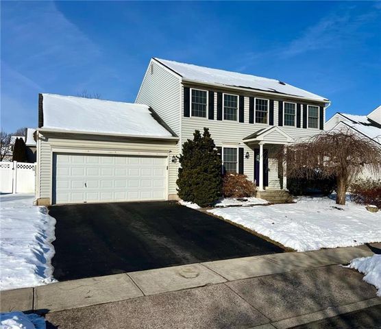 2618 Fieldview Dr, Macungie, PA 18062