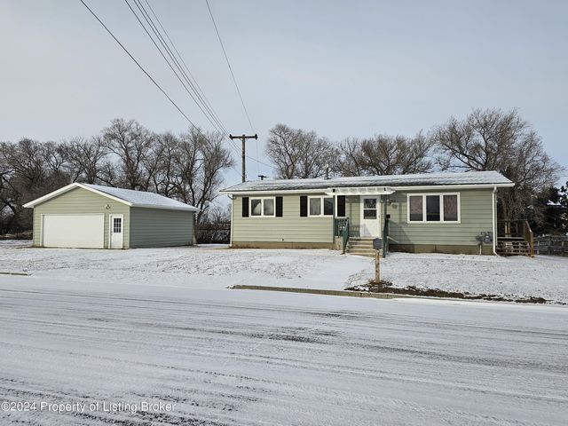 906 3rd St NW, Bowman, ND 58623