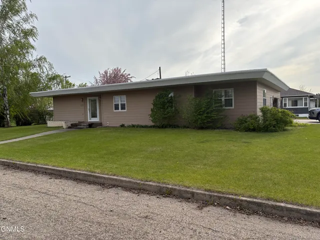 121 4th St, Edgeley, ND 58433
