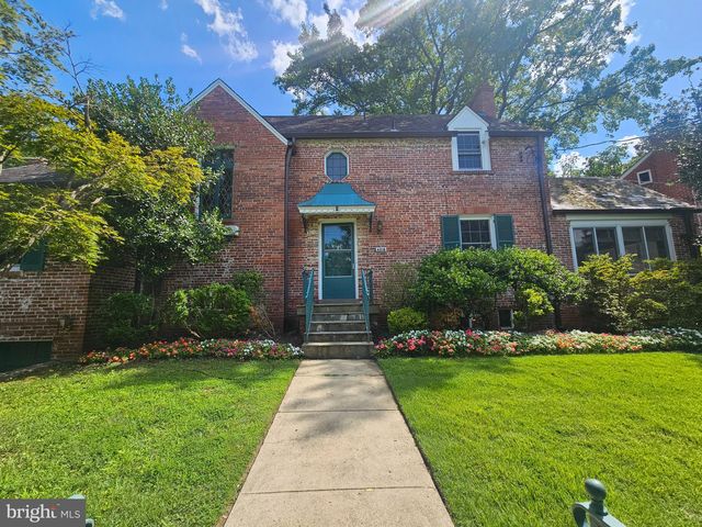 4016 Oliver St, Chevy Chase, MD 20815