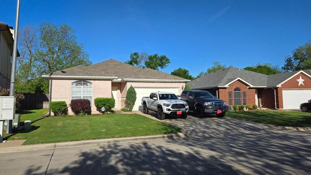 416 Hollyberry Dr, Mansfield, TX 76063