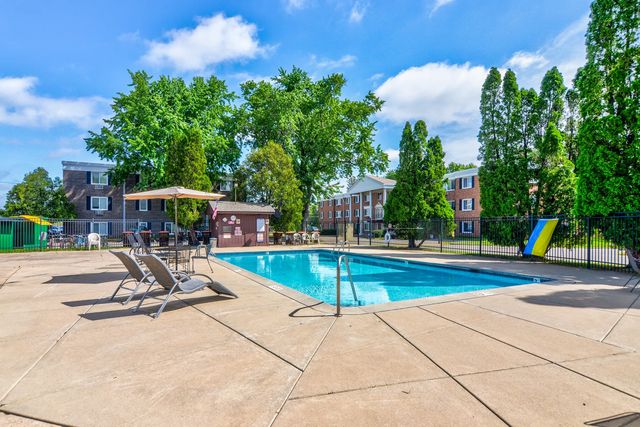 1740 Larpenteur Ave  W #1G, Saint Paul, MN 55113