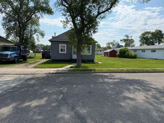 13 N  7th St, Wishek, ND 58495