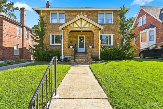 8415 Ardsley Dr, Saint Louis, MO 63121
