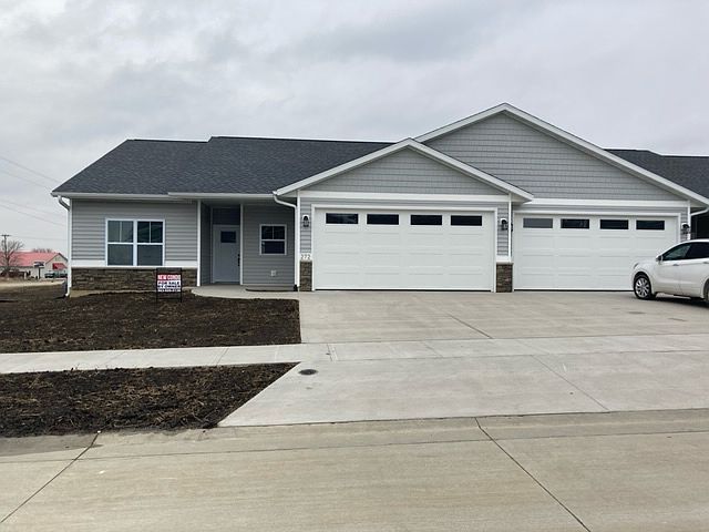 272 Meadow Brook Trl, Manchester, IA 52057
