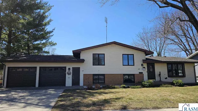 227 Hazelwood Ave, New Ulm, MN 56073