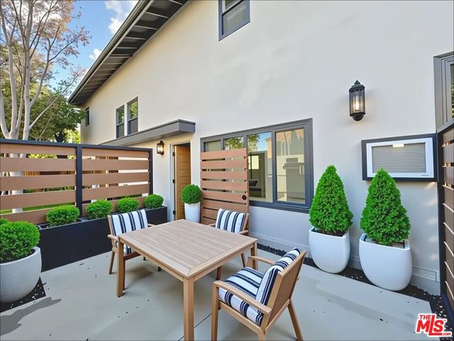 901 S  Barrington Ave, Los Angeles, CA 90049