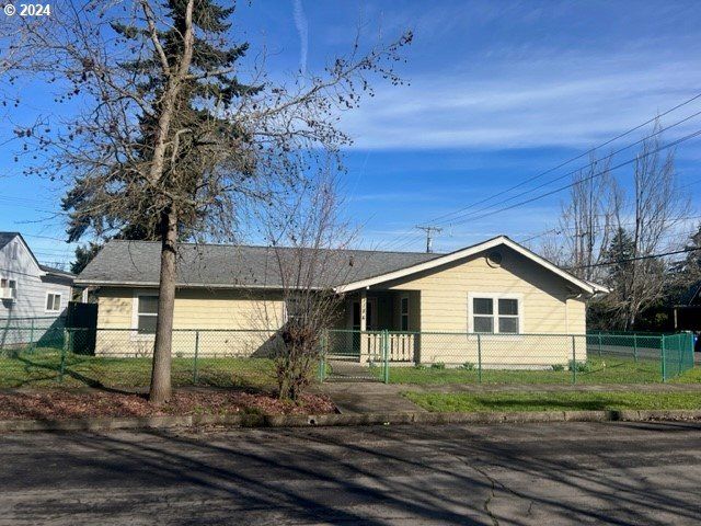 1184 A St, Springfield, OR 97477