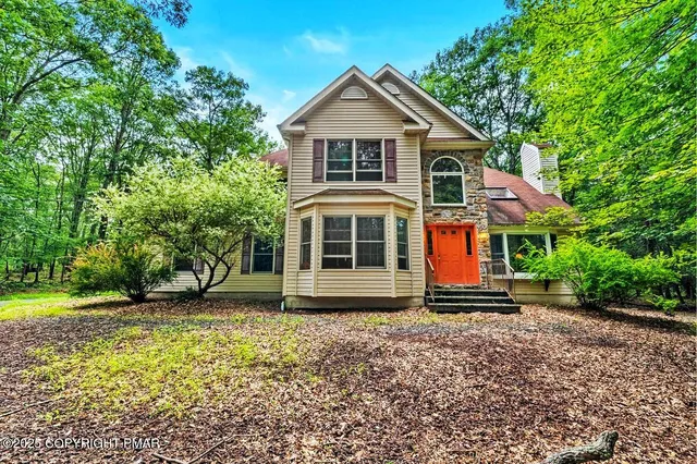 121 Cedar Ln, Canadensis, PA 18325