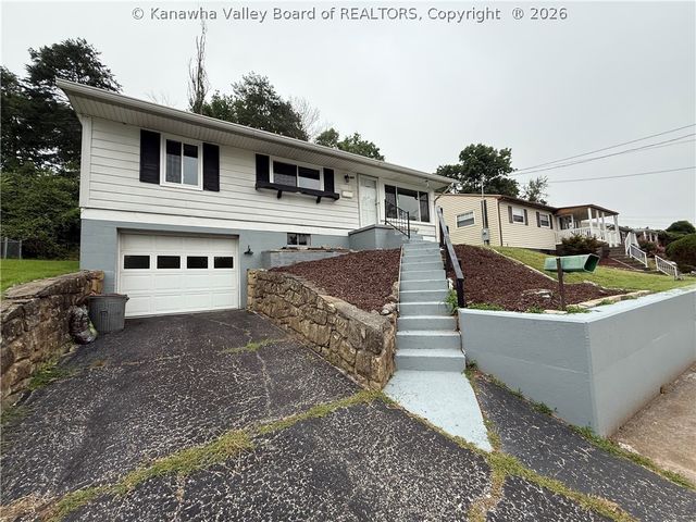 913 Valley View Dr, South Charleston, WV 25309