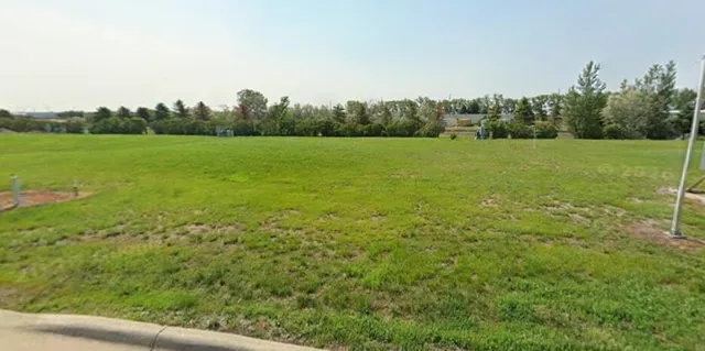 2722 Oakwood Ln, Aberdeen, SD 57401