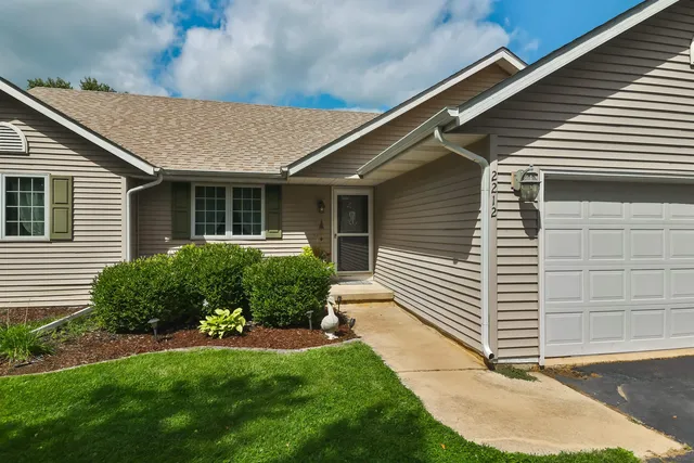 2212 Candlewick Dr SE, Poplar Grove, IL 61065