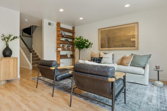 124 Surrey Ln, San Rafael, CA 94903