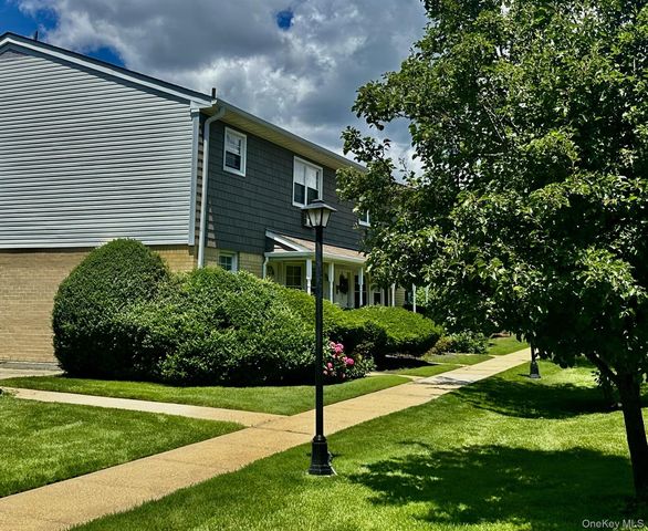 3922 Wilshire Lane #H, Oakdale, NY 11769