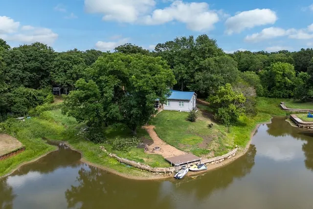 105 Tarno Ln, Mabank, TX 75156