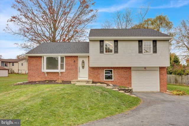 13 Dale Dr, Oley, PA 19547