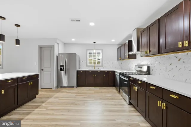 233 Chestnut St, Mount Holly, NJ 08060