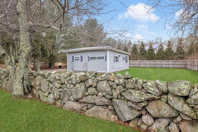496 Chase Rd, Dartmouth, MA 02747