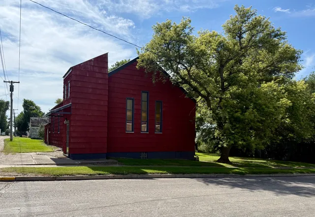 213 1st St SW, Ashley, ND 58413