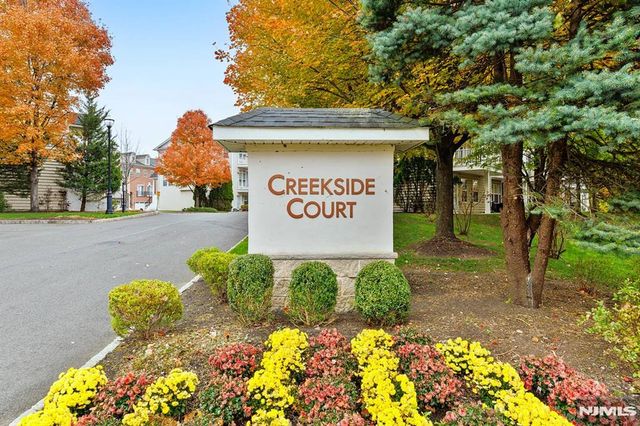 43 Creekside Ct, Secaucus, NJ 07094
