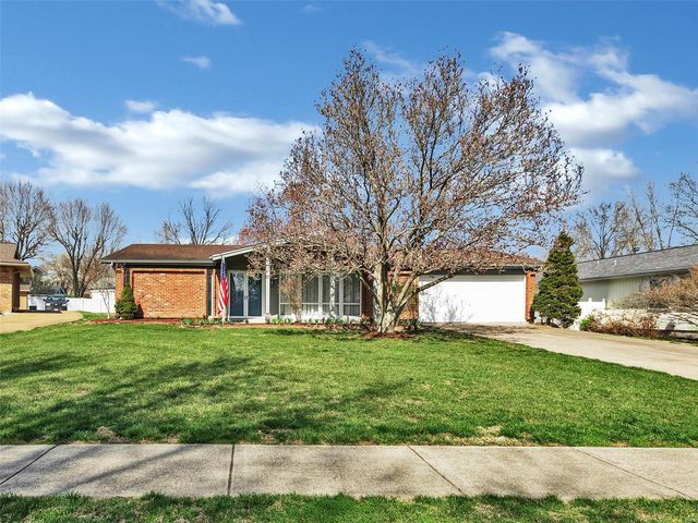 1242 Ponchartrain Lake Dr, Chesterfield, MO 63017